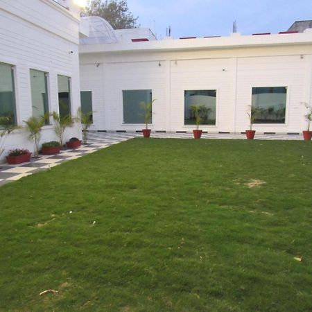 The English Garden Mohali エクステリア 写真